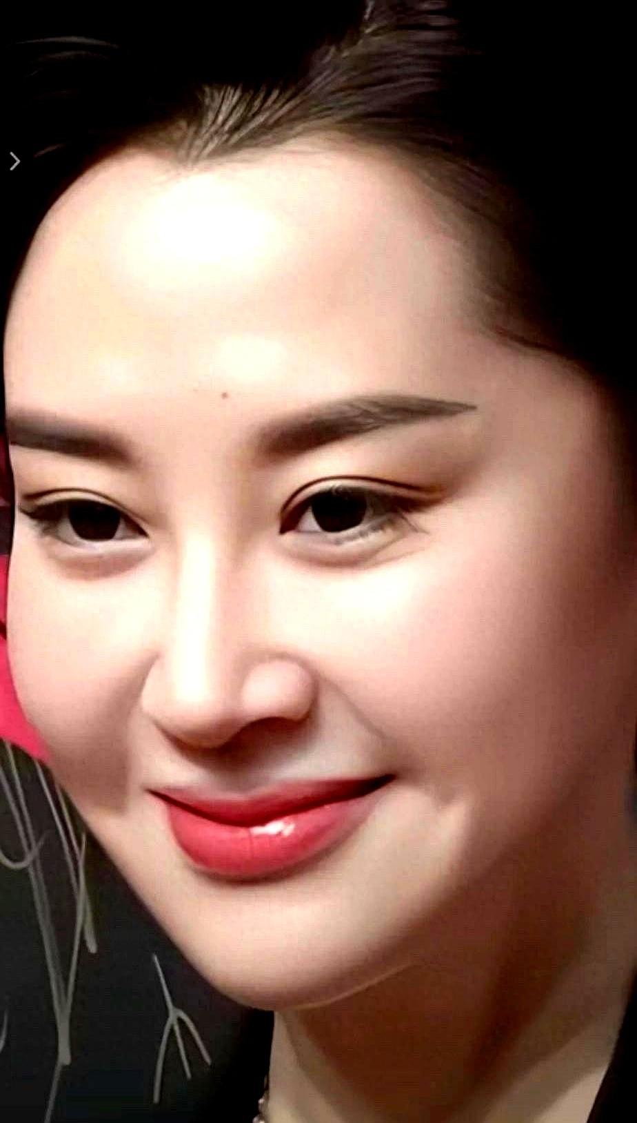 56岁不结婚不生娃，许晴的状态，打了多少人的脸。

最近她演6小时话剧，无滤镜生