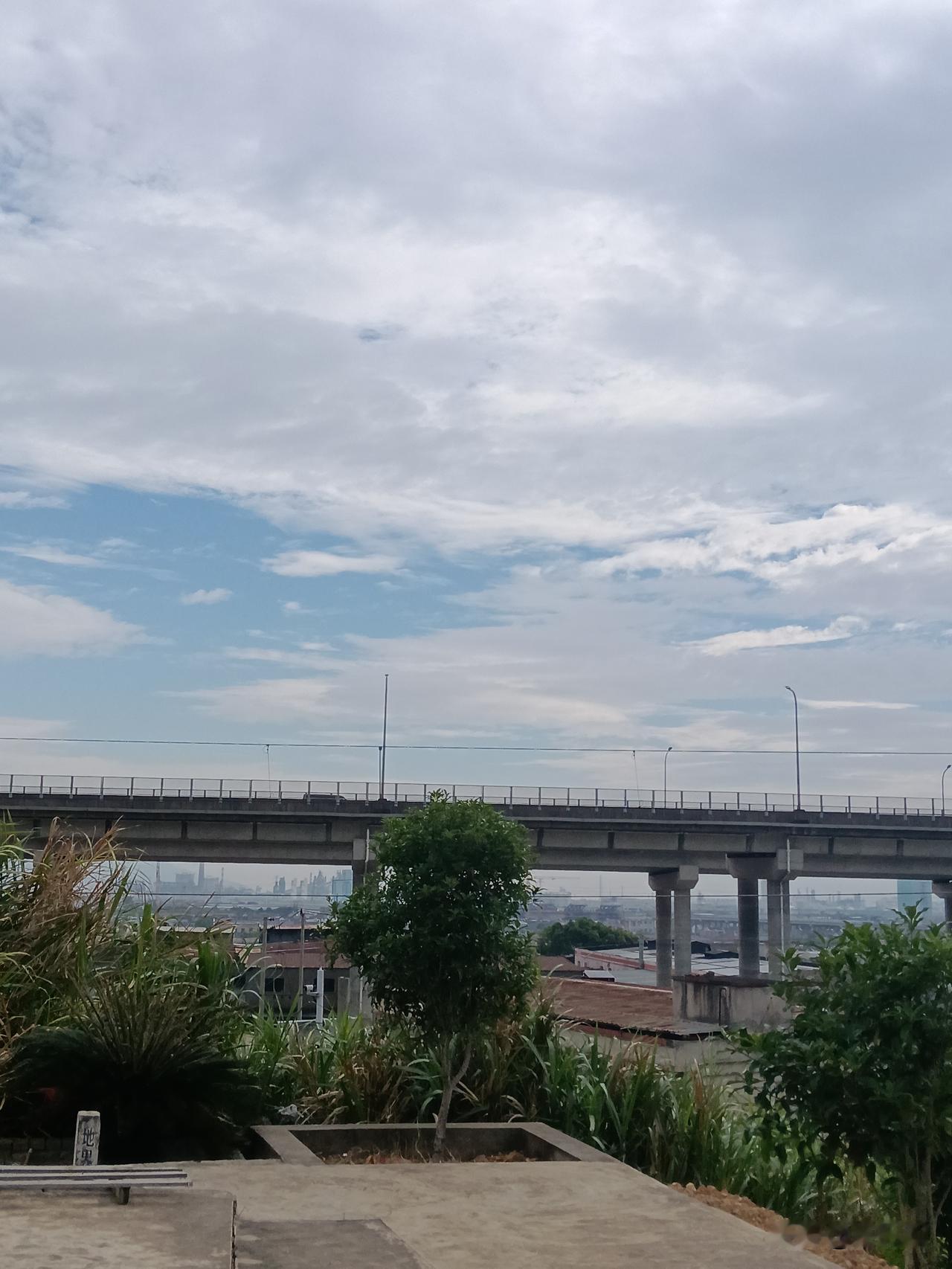 如果事情到此为止，这是一个很激励人心的故事。人性中光明的一面，都是世界各个地方所