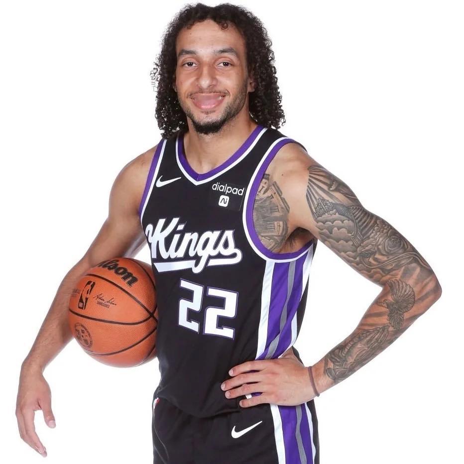 德文-卡特，国王前年13顺位选的控卫第二个赛季场均3.2分，46.3%真实命中率