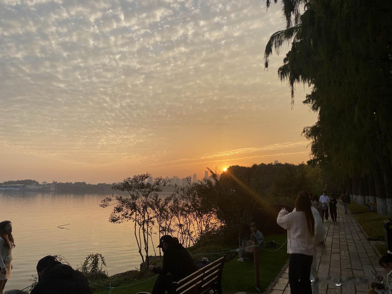 夕阳西下，江水被染成了橙红色，那光影交织的景色，简直美得让人陶醉。从古到今，好多