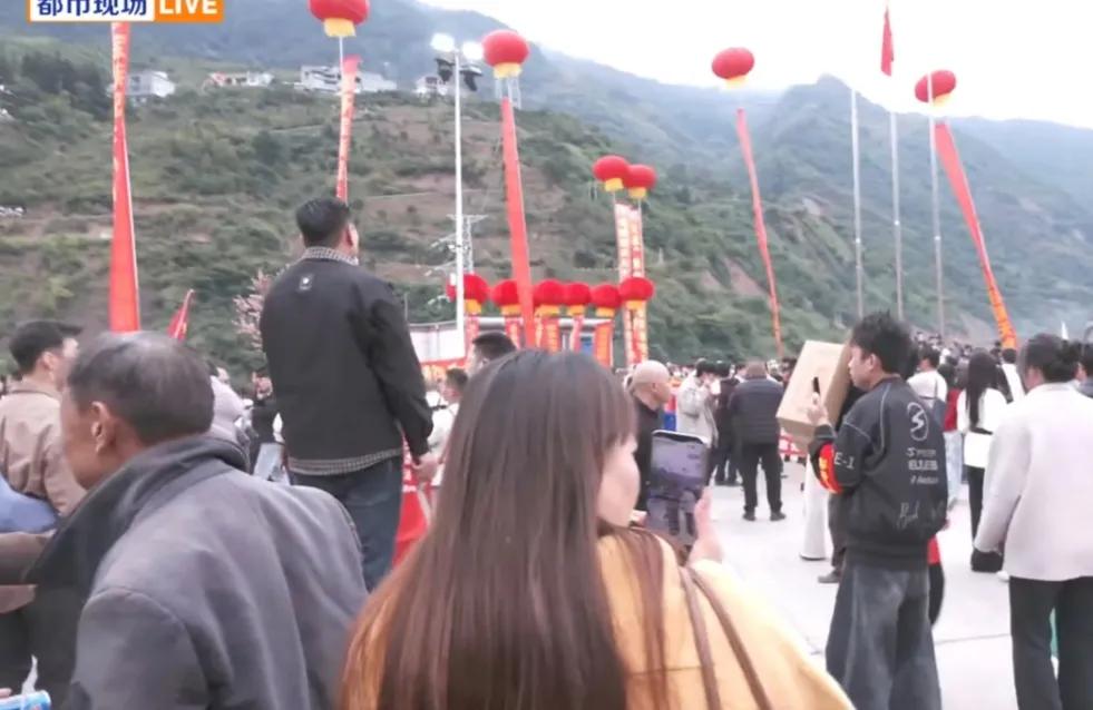 云南小徐婚礼堪比赶大集，政府：吃好喝好玩好，一个不能少！

听说云南小徐结婚，我