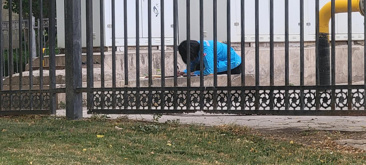 今天傍晚6:10分，经过兰州市城关区某小区时，看到这个小女孩在水泥台上摊满了课本