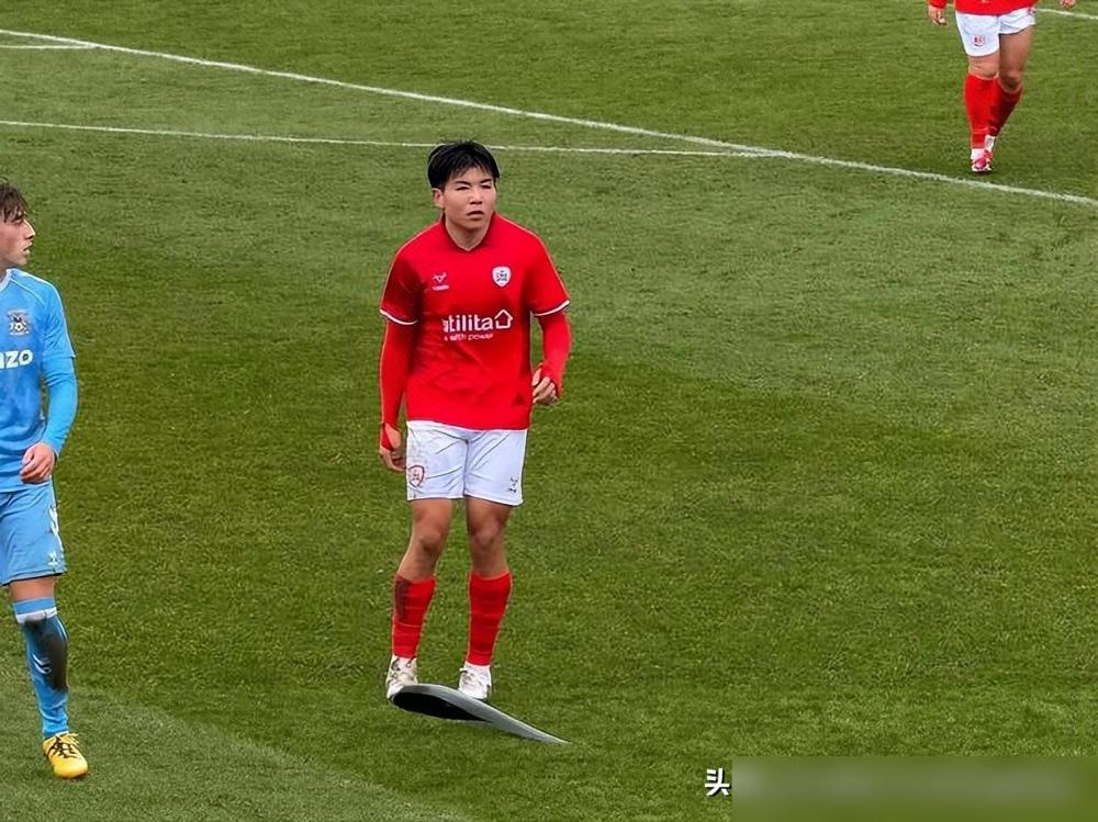 徐彬这小伙儿，刚被狼队官宣，转头就去了巴恩斯利U21，踢个低级别联赛，还两助攻闪