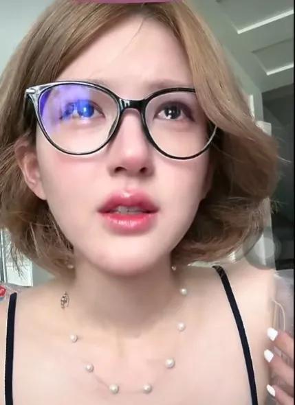 赵露思能闹到台面上来说，感觉是真没招了！

最近被赵露思频频点名控.诉的银河酷娱