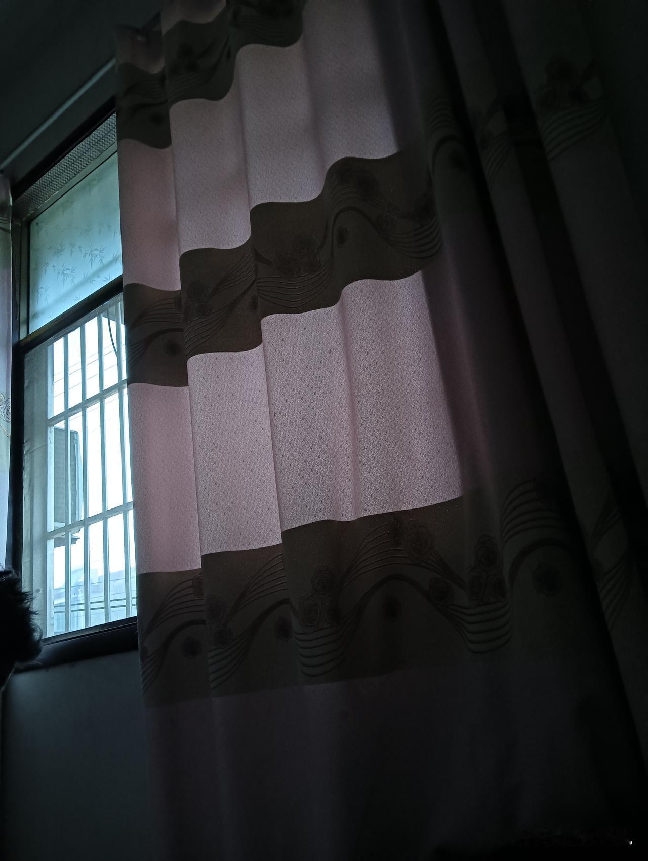 透过窗帘看世界，静谧的午后时光窗边静享时光