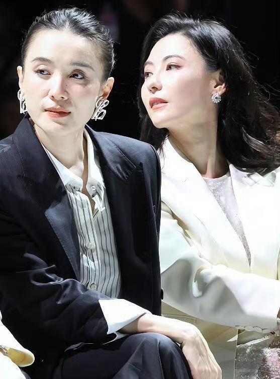穿西装的宋佳太权威

北京这场秀，同场女星云集，宋佳一出场瞬间抓住全场目光。

