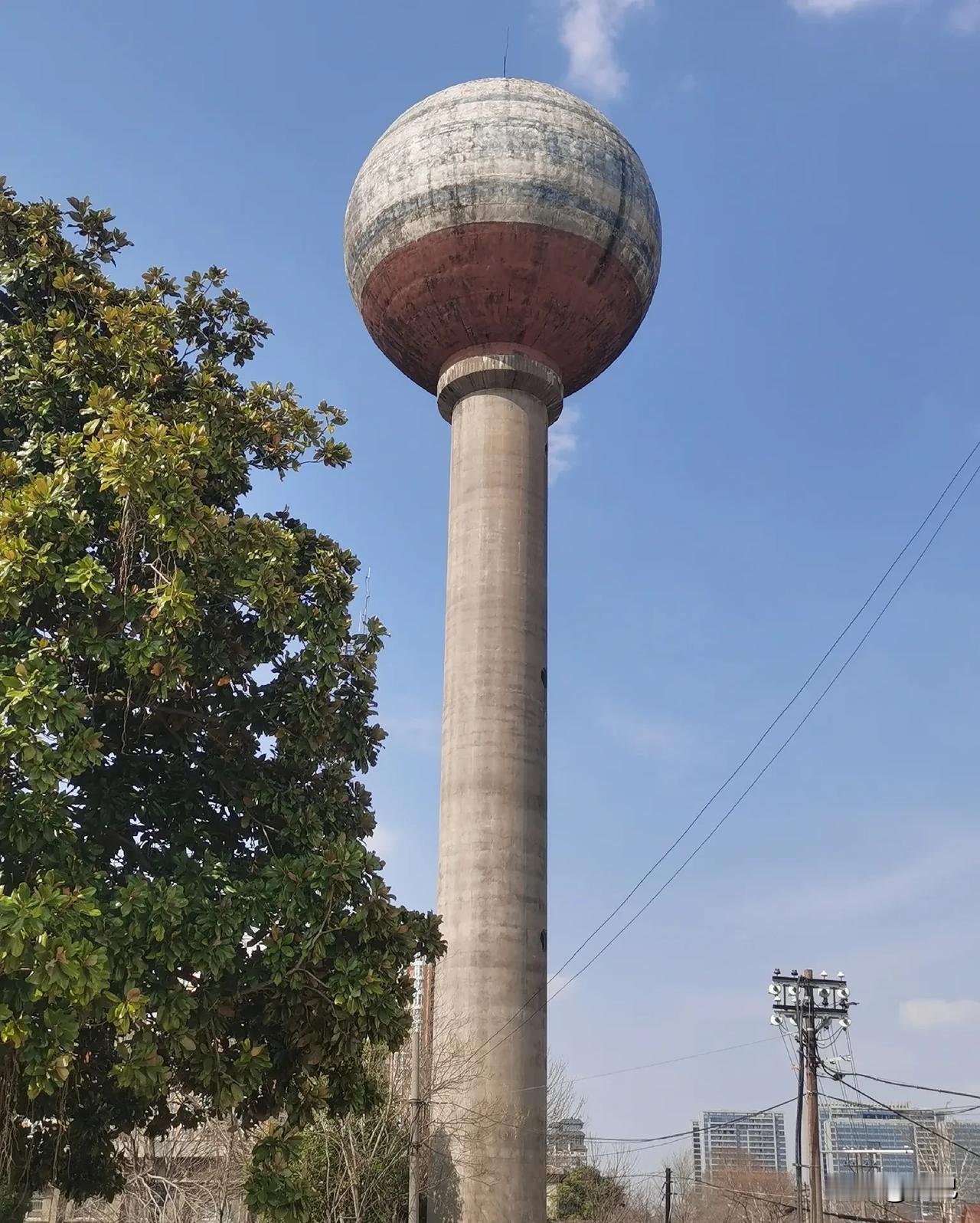 羊山最高处这个外形像流星锤的建筑，据说还是新中国刚成立那会儿的产物，也是当时信阳