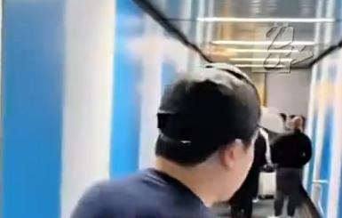 去墨西哥看球被抢指头的“球迷“回国，刚登机就听到《故乡的云》瞬间泪奔！

生死就