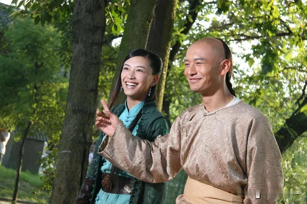老觉得黄晓明这张笑起来很像谁来着，在嘴边儿就是一下子说不上来[捂脸]