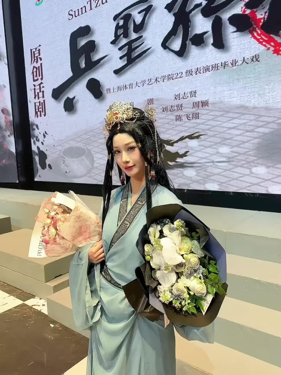 毕业大戏首演顺利 谢谢一直陪伴在我身边的宝宝们🥺