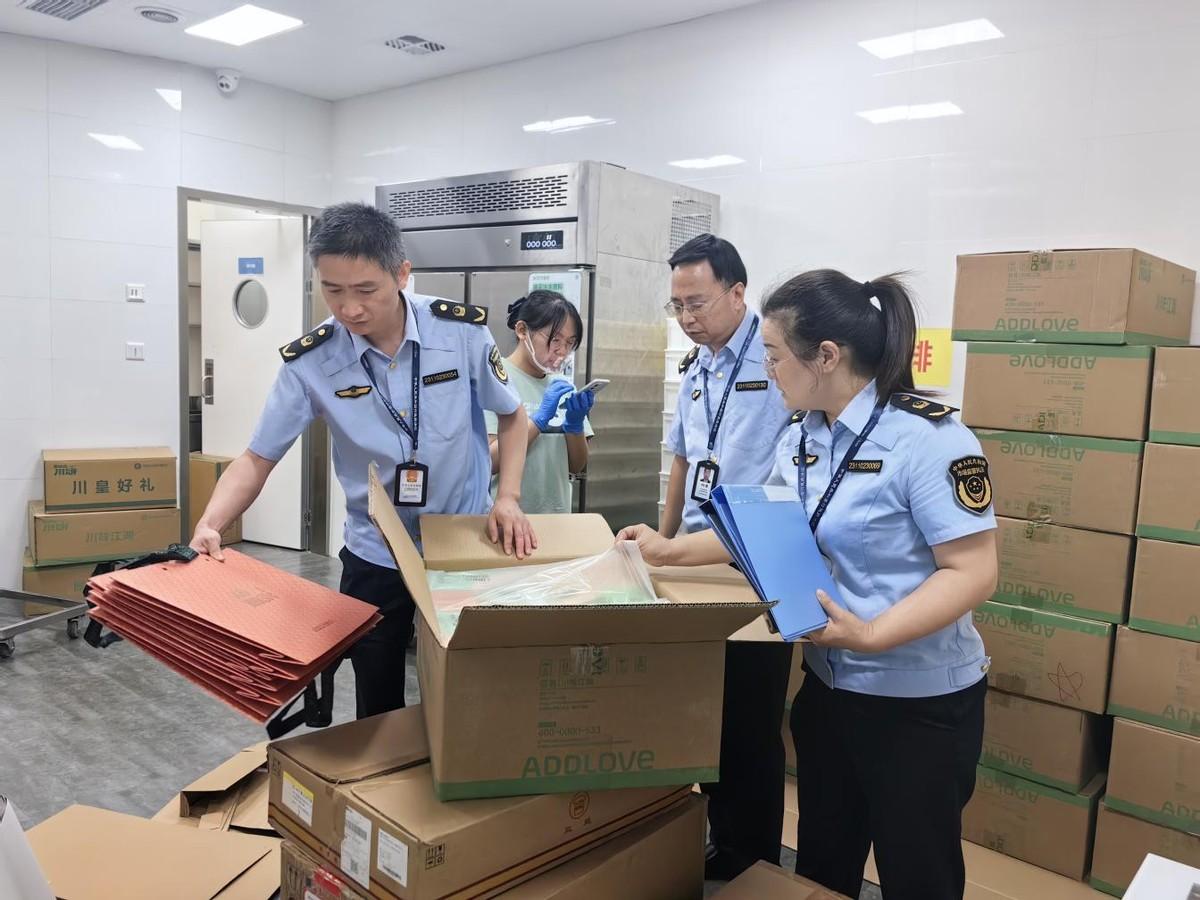 放开检验检测市场，允许更多的民间机构进入并加强市场监督管理。
既要满足市场普通老