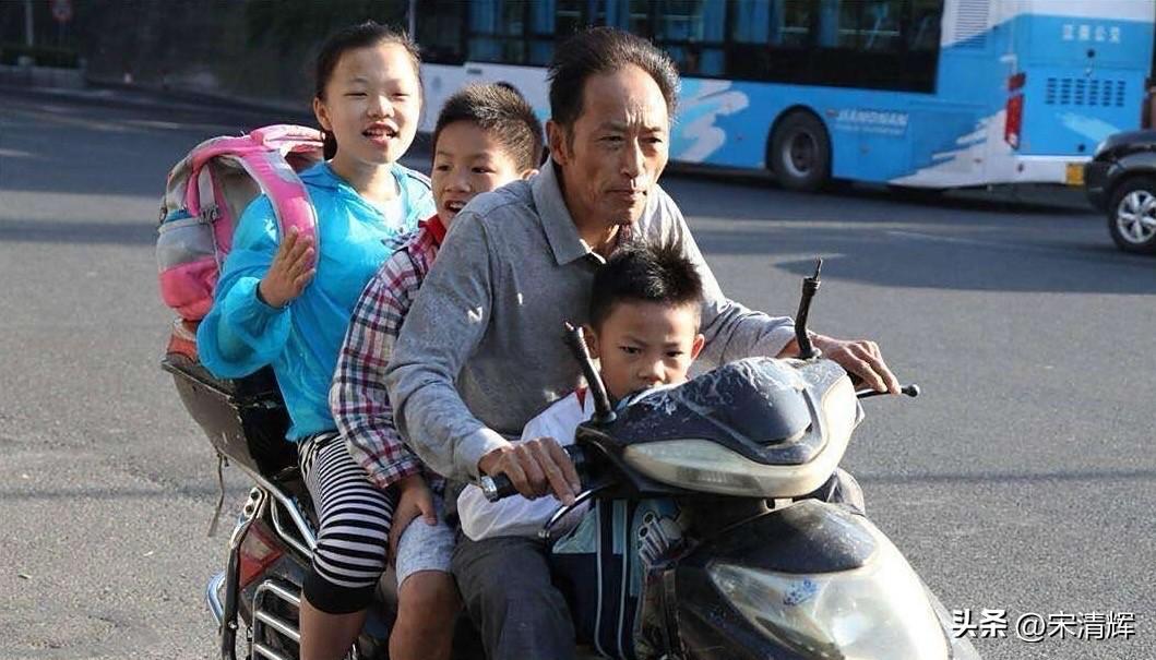 能生就能养！在我看来，老人接送孩子不但不利于孩子的健康成长，而且还可能会因为担心