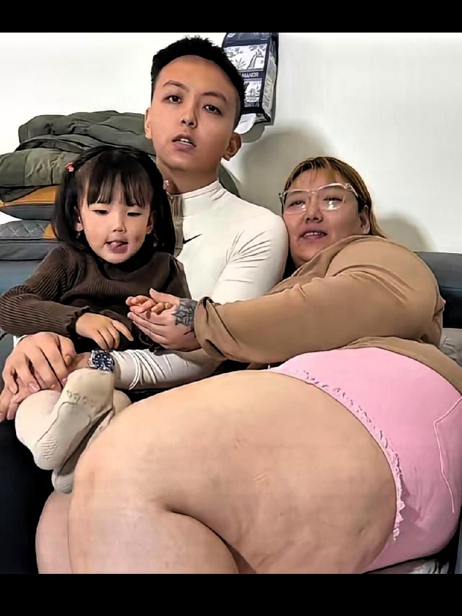 健身小伙爱上四百斤女生，相恋前定下约定，七年生女却迟迟不领证
网上这对情侣的故事