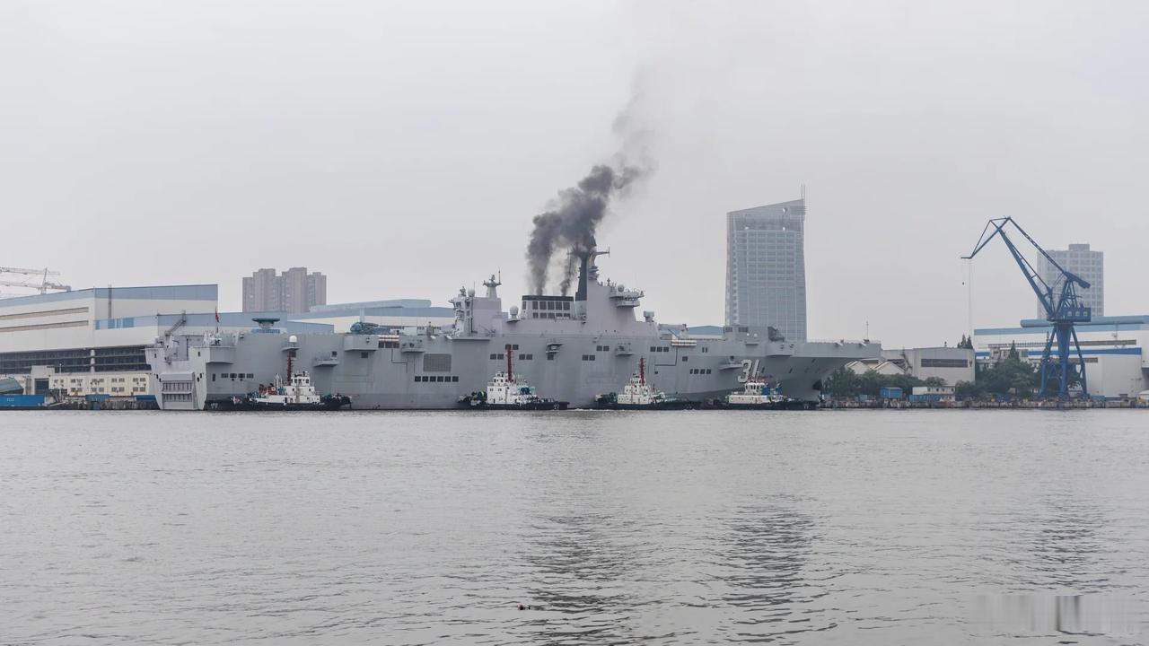 075型海南舰结束了6个月的首次维护和改装升级后再次出海