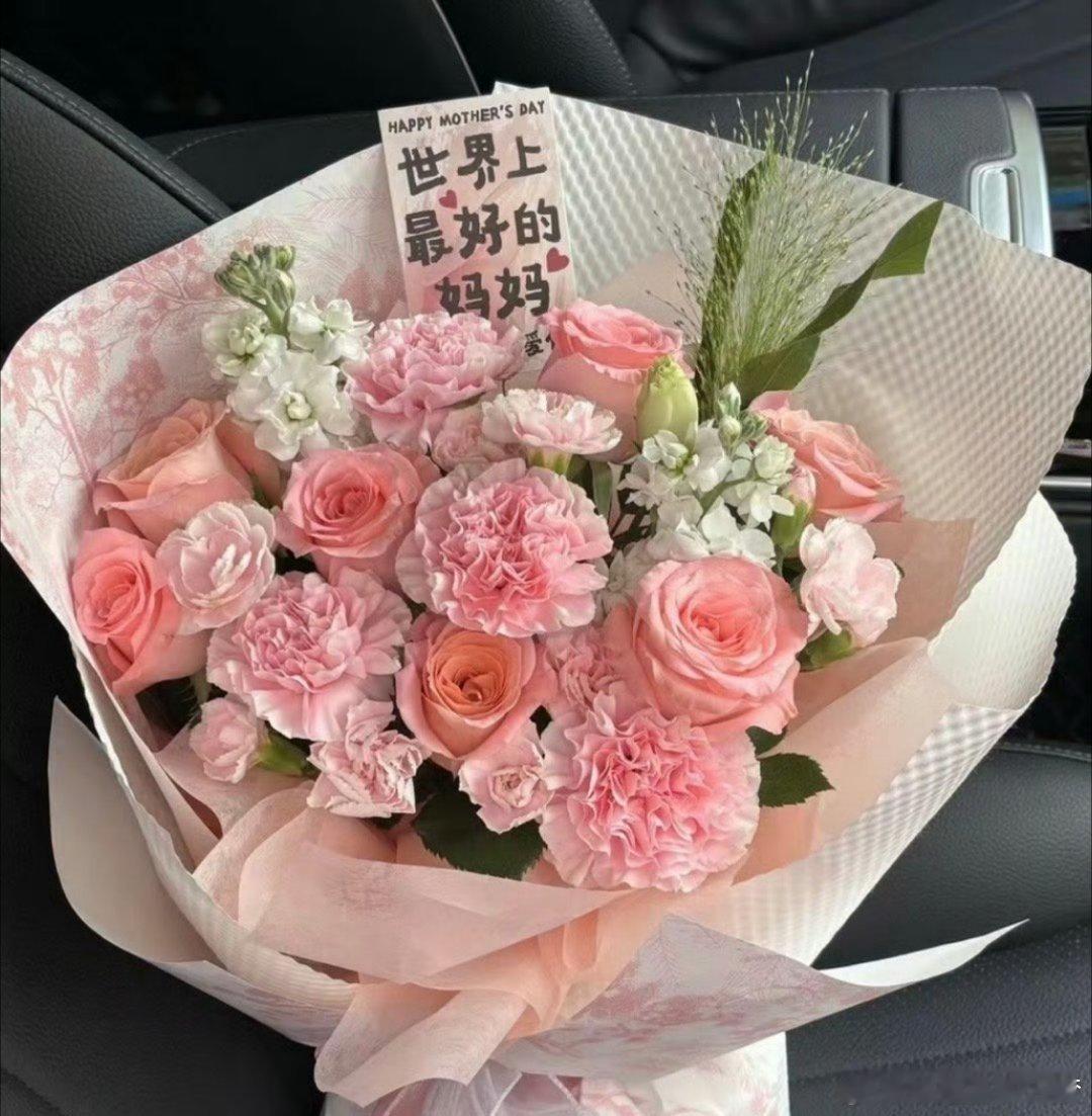 长大后养的第一个小孩是妈妈妈妈学拍夕阳，照片光晕朦胧。她举手机的手，像极儿时牵我