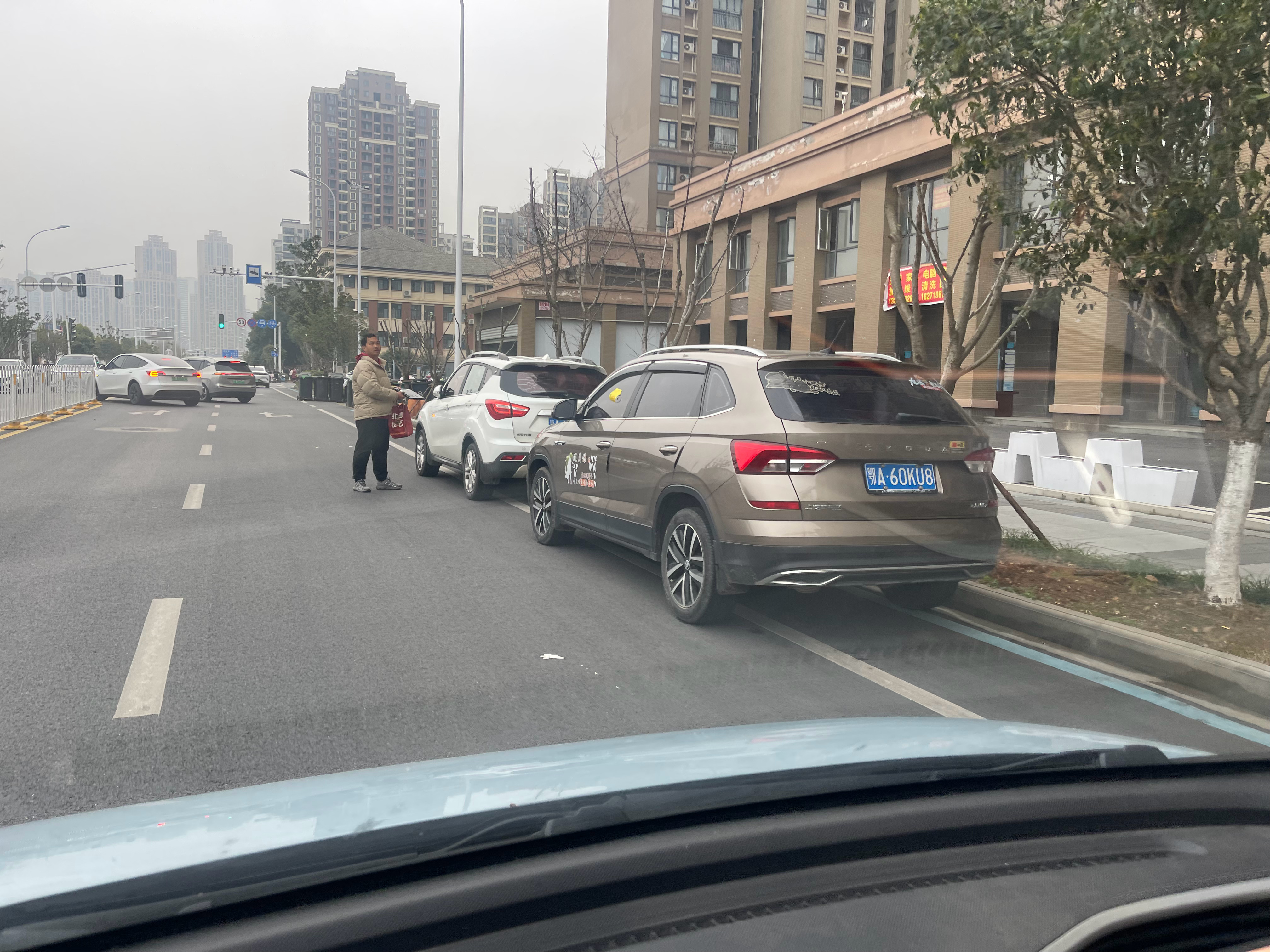 开学第一天，JJ就出来作业了，一拍一贴100到手！ 武汉·观澜・高尔夫公馆