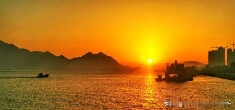 对联讲究对仗工整、平仄协调。看到“东岸赏朝阳”，我来了灵感。我对“西山观落日”。