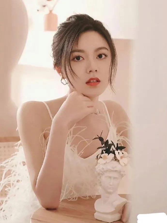 赵今麦 简单扎个丸子头，清爽利落，随性，真是美到骨子里去了。