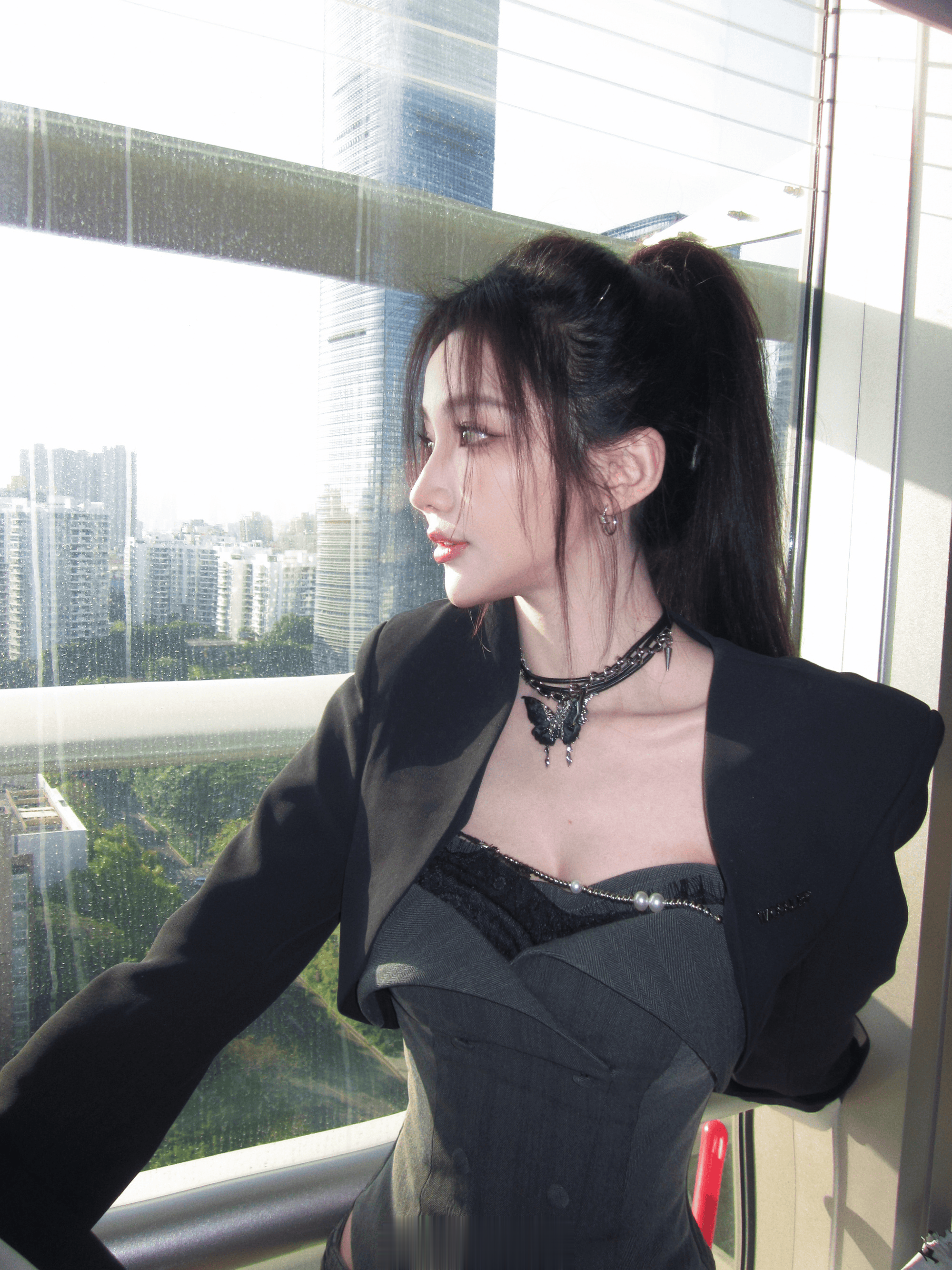 小鹿发布自拍并配文：下雨户外运动告吹，于是找了室内活动