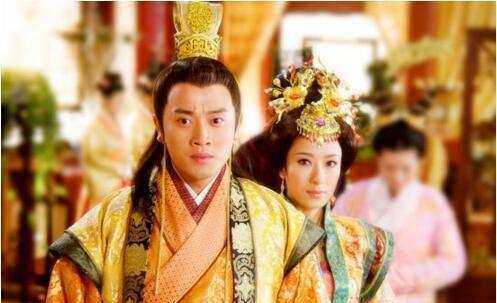 1464年，17岁的明宪宗轻轻地解开34岁万贵妃的衣衫，他看到万贵妃细白软嫩的肌