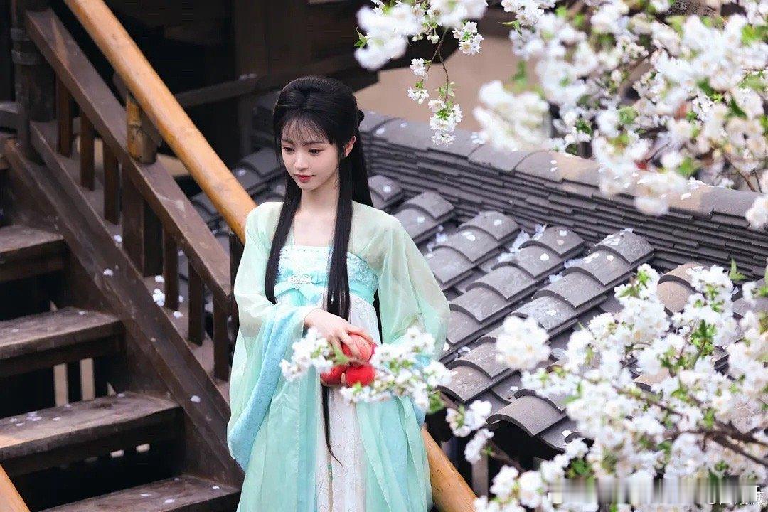 田曦薇好适合这个风格，感觉她越素越好看[送花花] ​​​