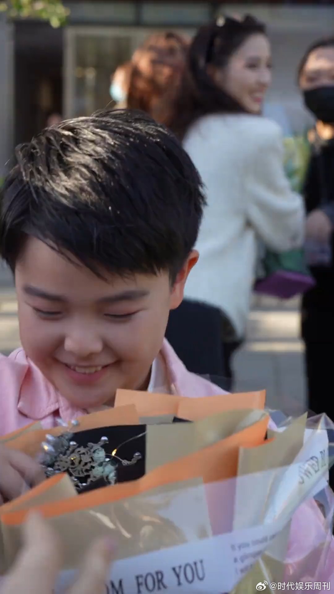 佟丽娅看朵朵的眼神佟丽娅看朵朵饭撒的眼神 都说母爱的具象化是李湘看王诗龄，可是佟