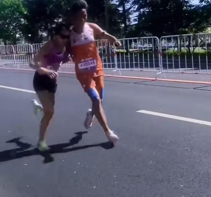 32℃高温暴晒、全程闷热无风！
 
这场马拉松堪称炼狱难度！多名跑者中暑晕倒，大