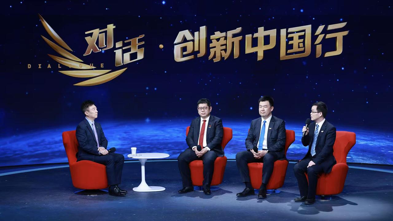 五菱这次和华为联手，把“顶配”做成了“标配”。

华境S这台国民SUV，从百亿智