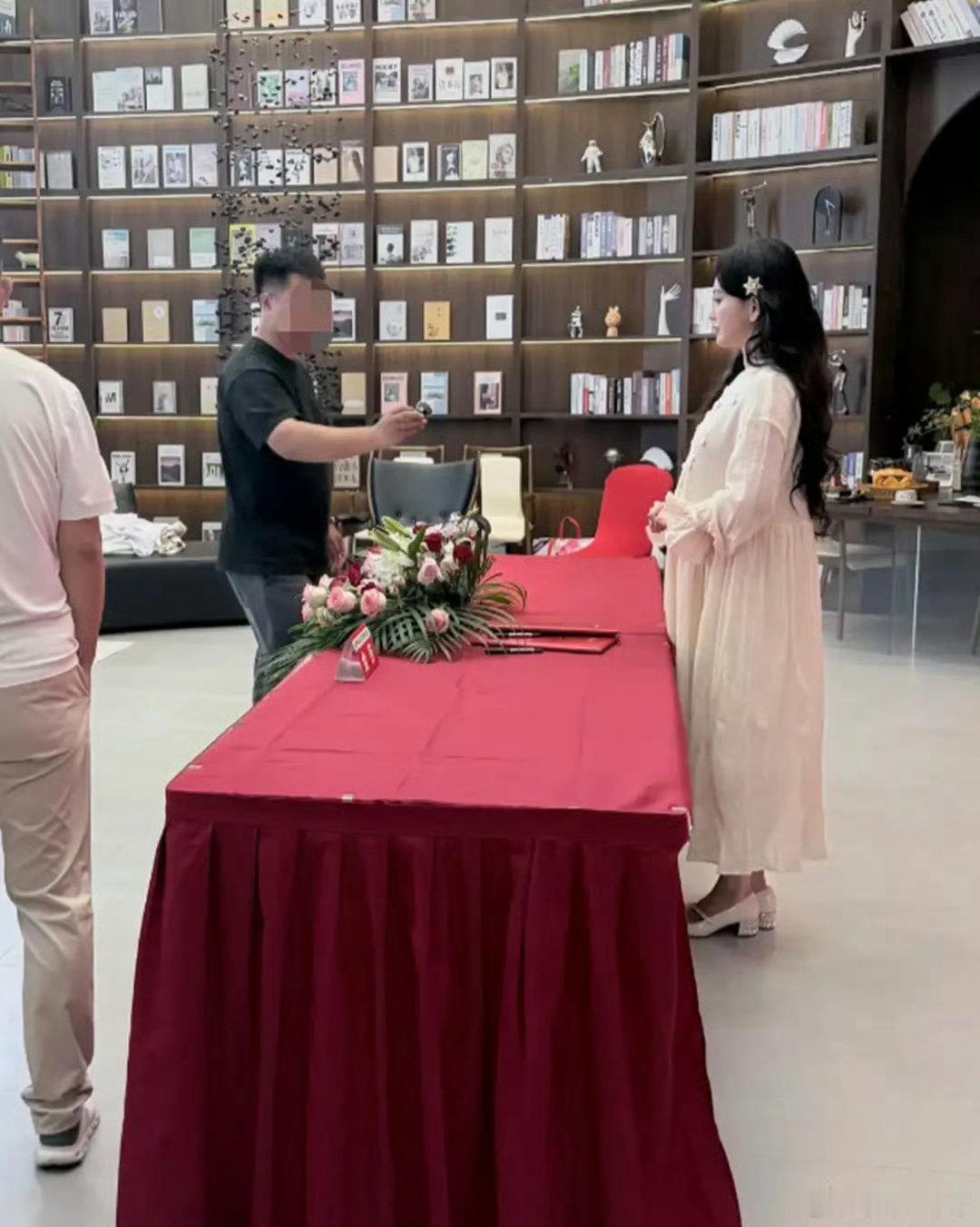 43岁金莎体态金莎形体褪去精修滤镜，线下合照暴露真实体态，43岁的金莎身形变化引