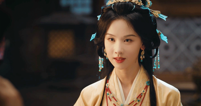陈都灵翘楚熹妃回宫🏛️重回大殿气场全开，从容整顿纷乱局面，眉眼间自带疏离威严，