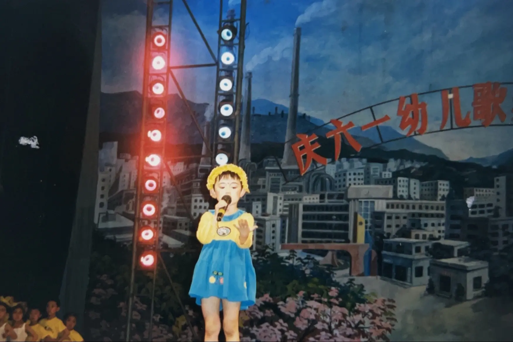 腼腆的小朋友爱唱歌，爱音乐的心永远不变。