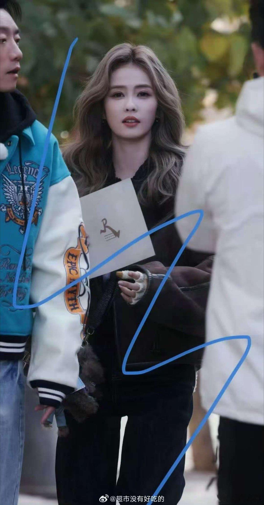 白鹿奔跑吧录制生图白鹿新疆路透白鹿新疆路透，生图好绝，[抱一抱][抱一抱][抱一