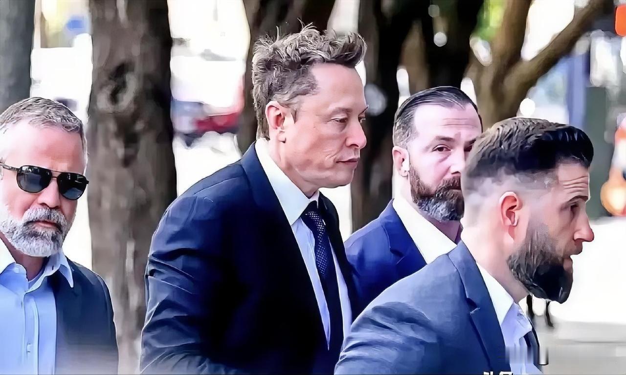 马斯克居然破防了。
就因为俄罗斯花了区区150万美刀，弄出了一个能把“星链”按在