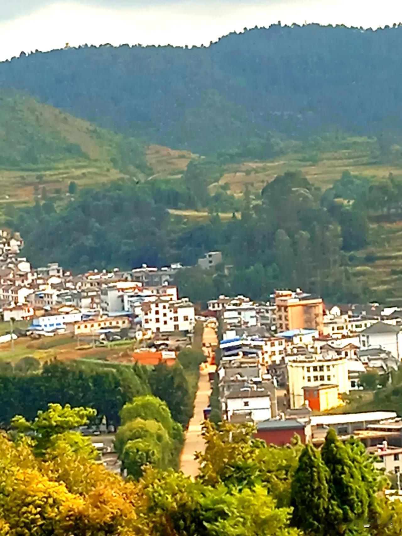 坡拉坡，富良棚，距峨山县县城62公里，居住着勤劳的彝族纳苏颇。坡拉坡和平坝水清清