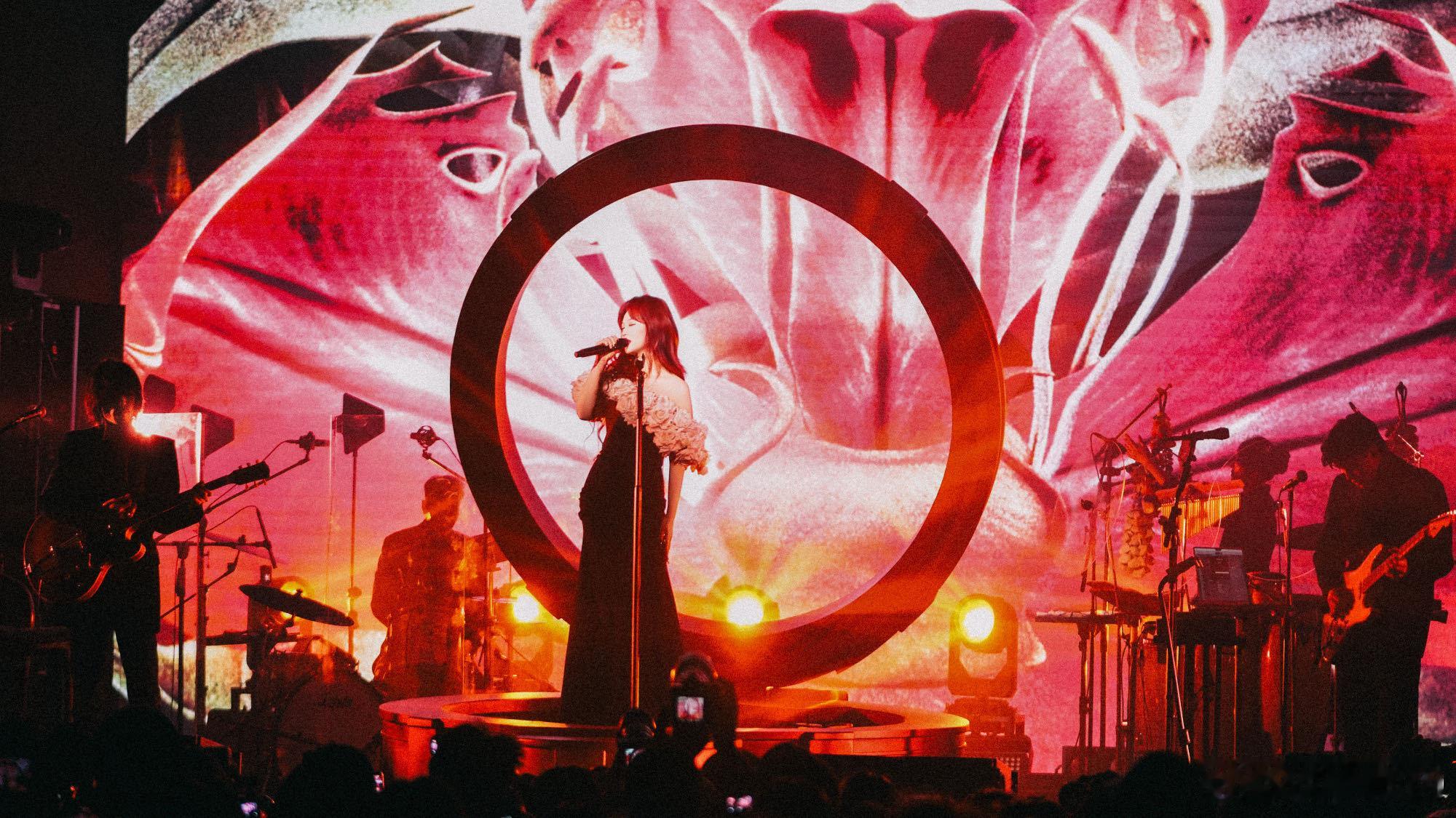 陈婧霏红霞影剧院陈婧霏的演出设计感十足，尤其是这次的红霞影剧院，整个氛围太有艺术