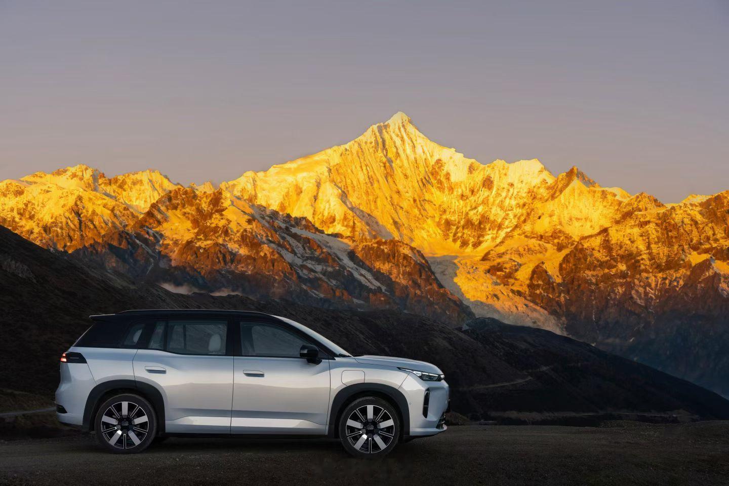 刷到埃安i60这组文案，画面感一下就来了，远看是山，近看是光影，开着它带全家出门