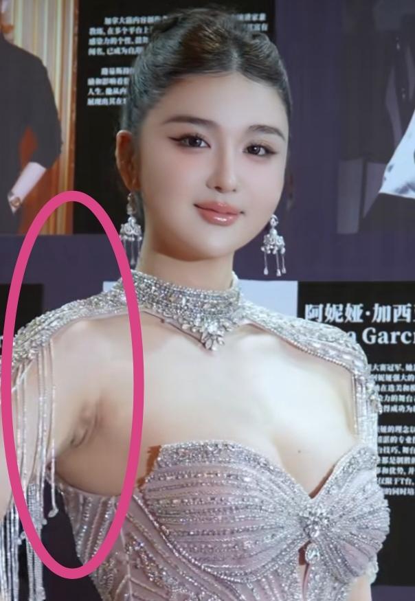 看腋下就知道动刀了？陈蕾娜真是太厉害了，科技时代少年团。回眸一笑百媚生！

陈蕾