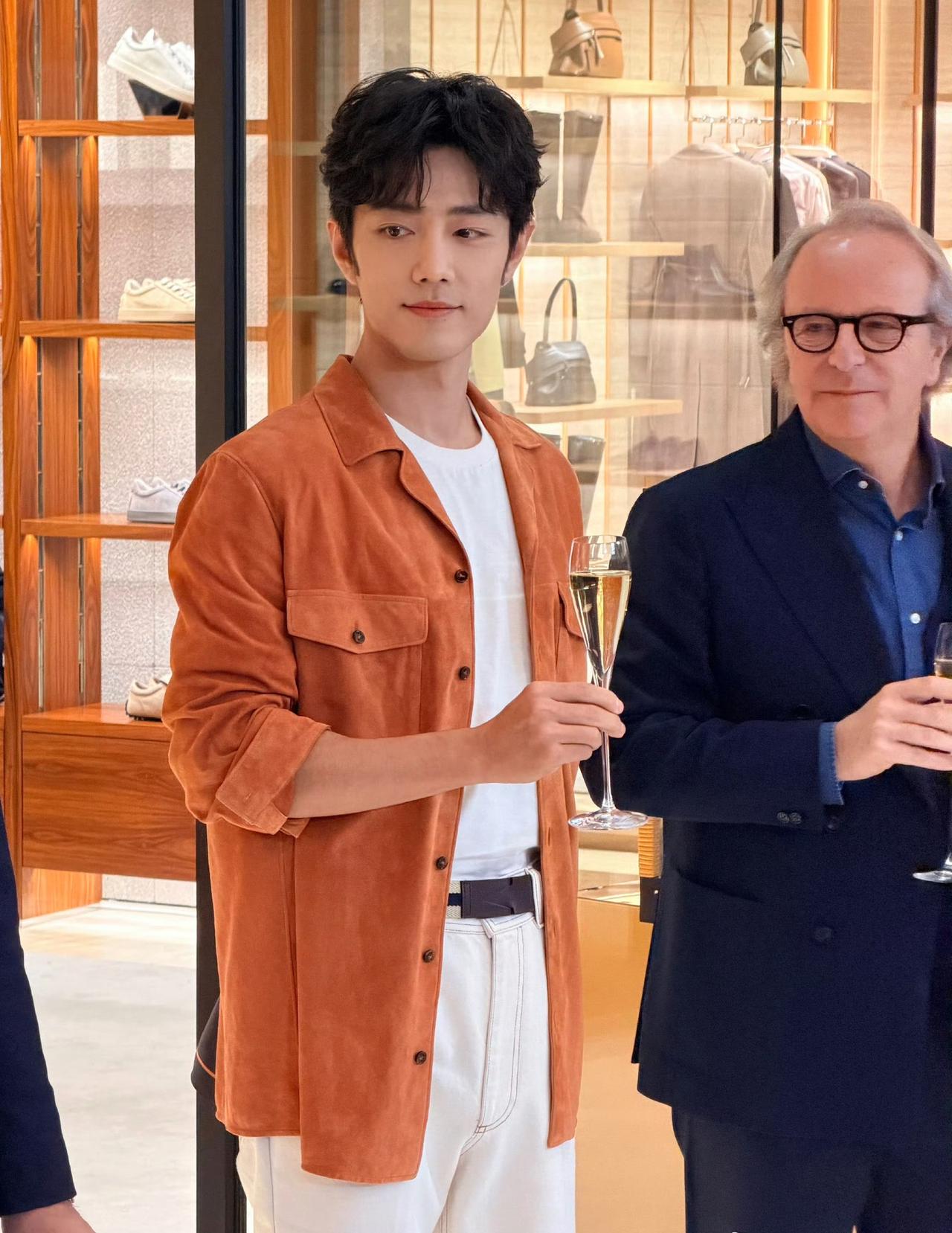 发现没，肖战有个致命的缺点，不是长得瘦，也不是剧播不好，而是他实在是太帅了！
