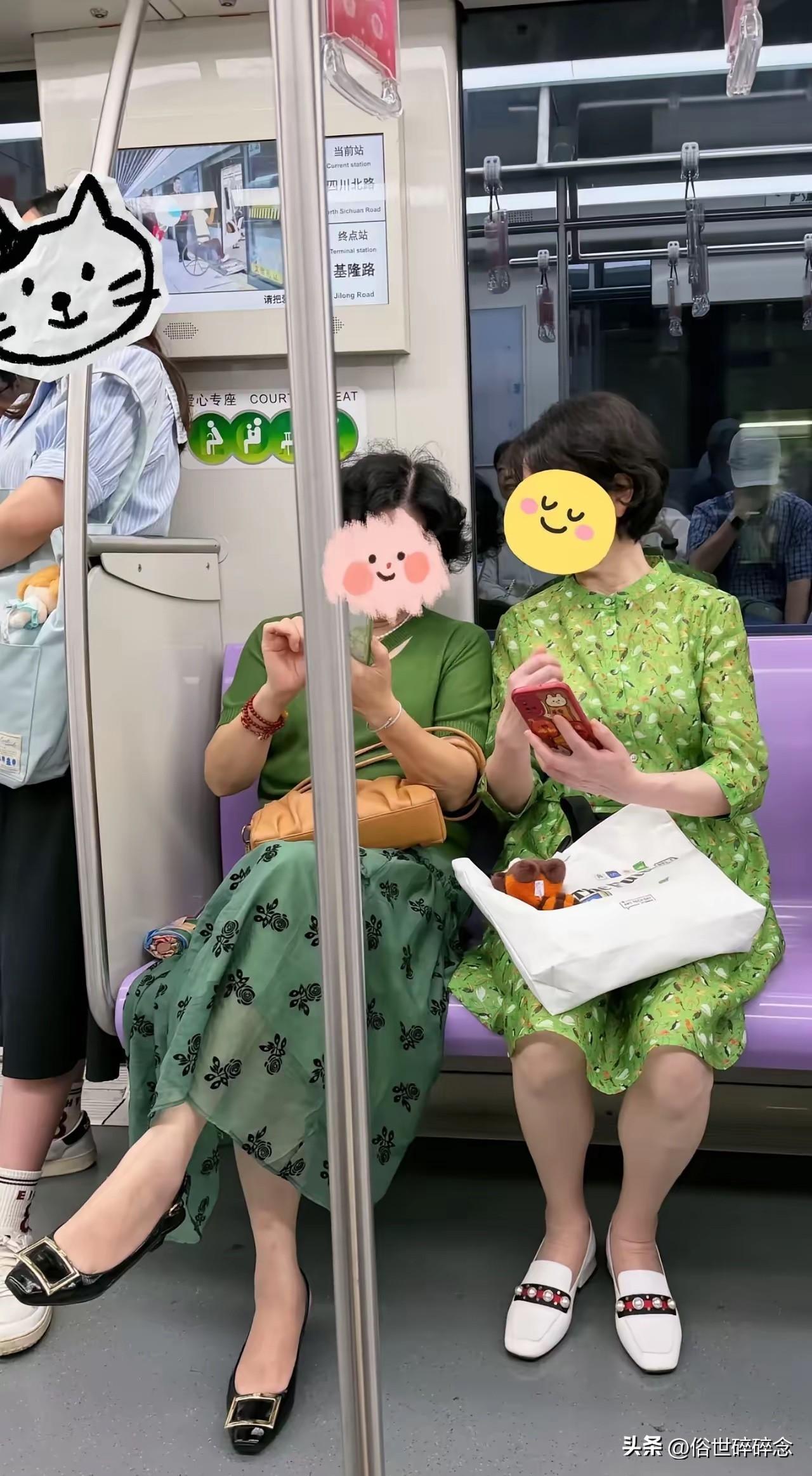两位阿姨同乘地铁，一身绿色穿搭各有韵味，谁更有气质？
地铁车厢里偶遇两位气质温婉