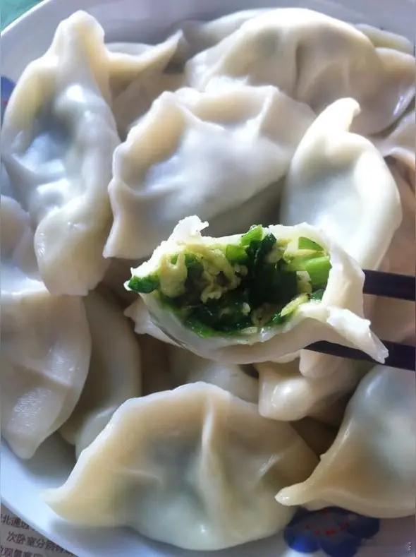 饺子一吃团圆味就有了冬天的幸福是一碗饺子给的 爸爸的手很糙，却包得一手好饺子。每