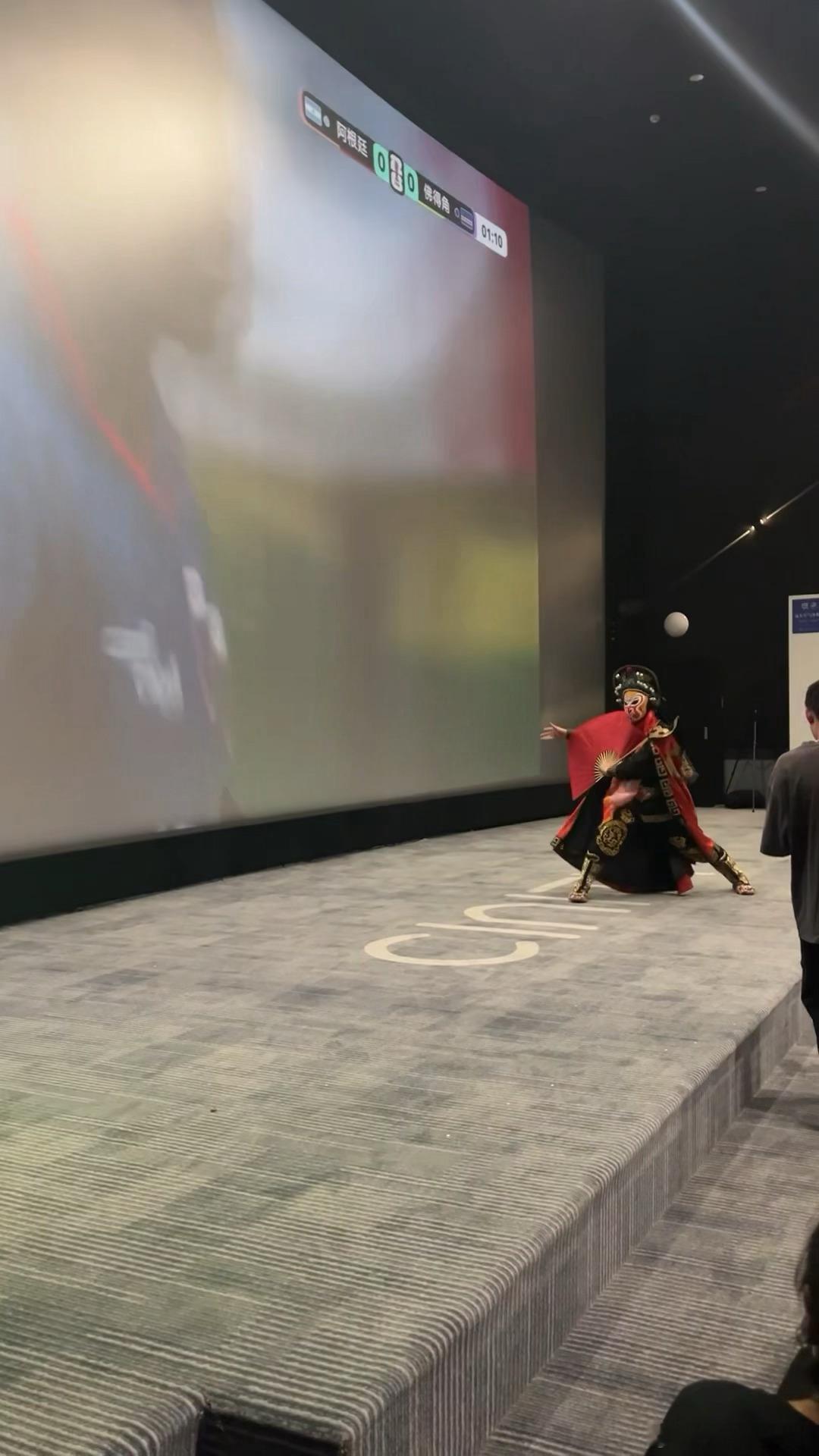 佛得角进球后球迷真变脸 从震惊到狂喜只需一秒，这用最酷的方式应援，把进球的喜悦无