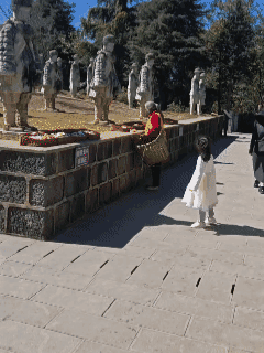 云南保山，游客在松山战役娃娃兵烈士陵园，看见糖果零食刚摆上就被工作人员收走，心里