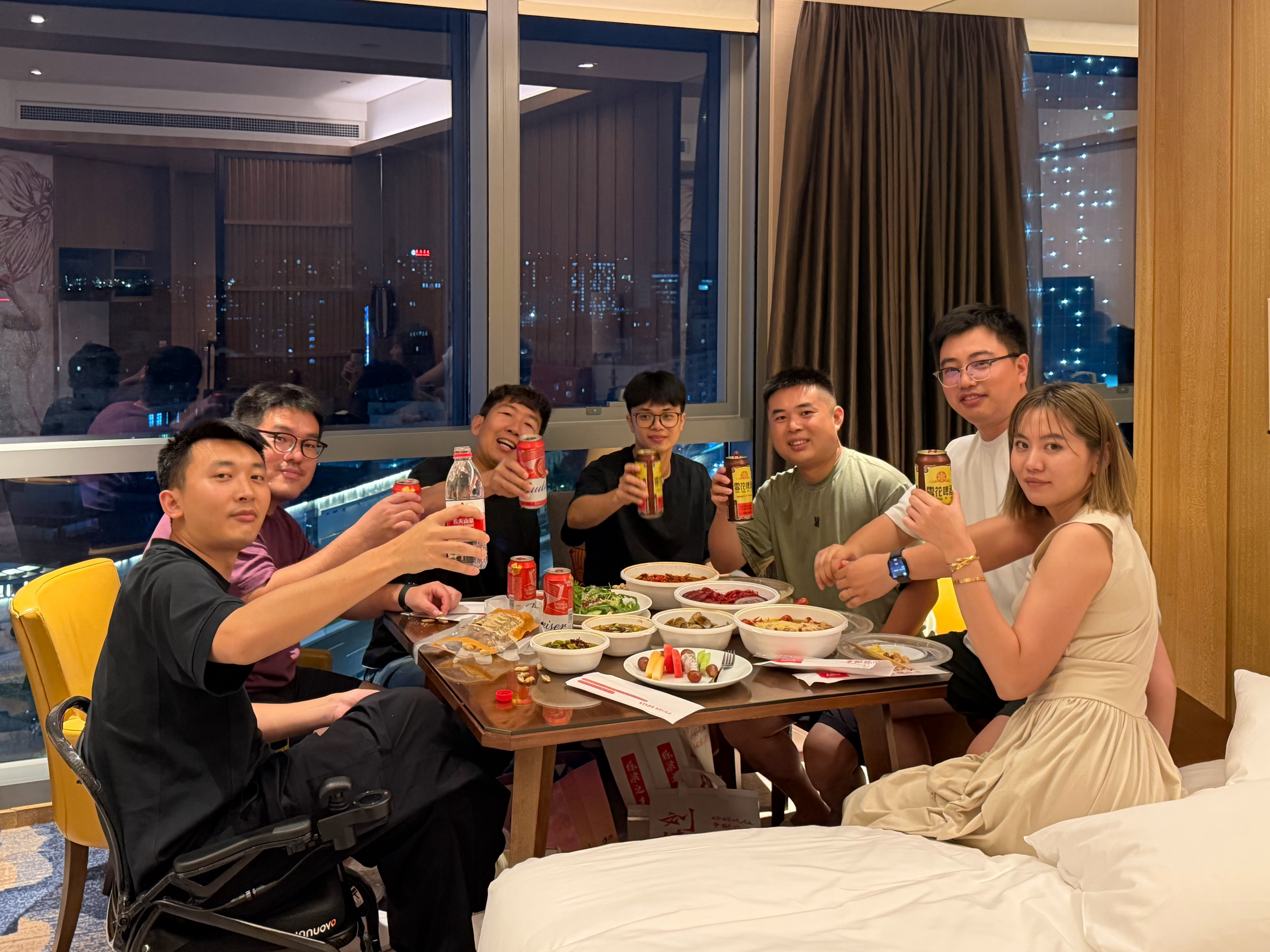 就在上海这个暴雨天，我们龙虾啤酒还是搞起来了上海