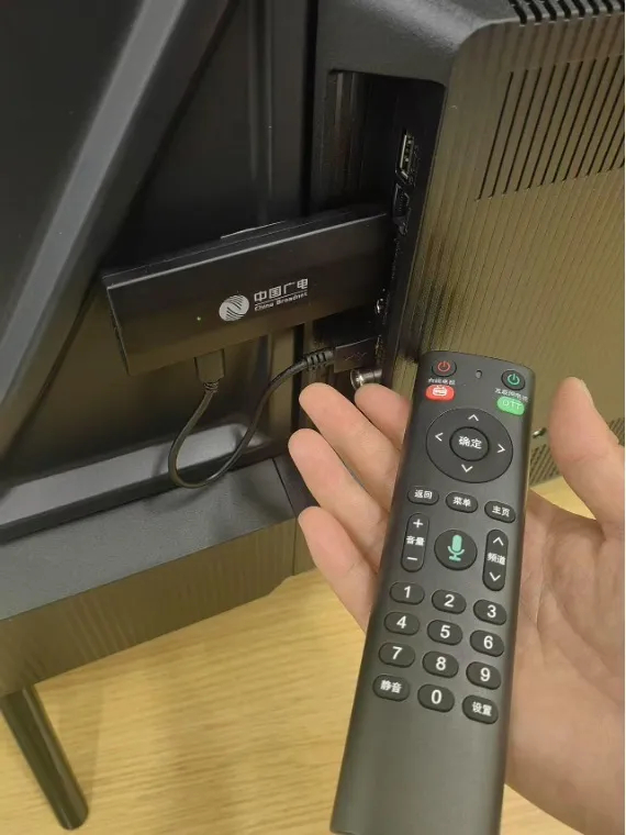 【苏州等地试点部署插入式微型机顶盒：即插即用，一键畅享】5 月 14 日消息，国