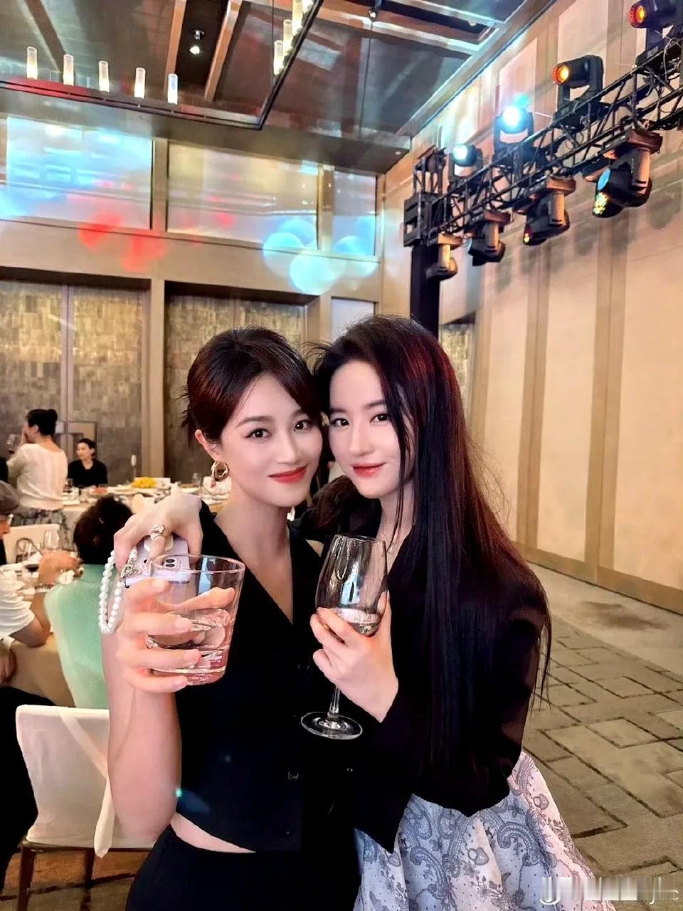哇，蓝盈莹与刘亦菲两个大美女的合照曝光，怎么感觉蓝比刘漂亮多了，按理不应该啊，是