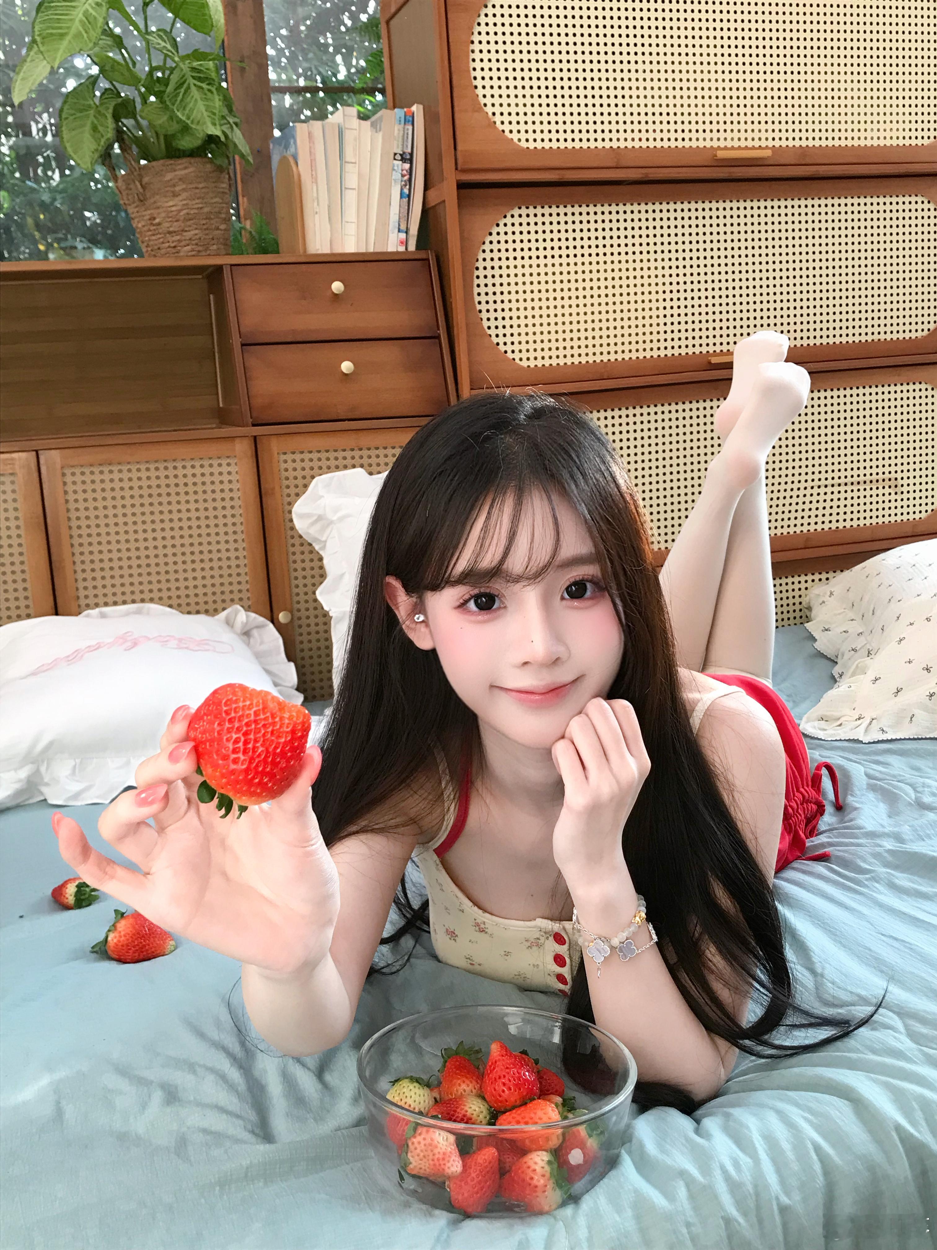 请你吃草莓*..🍓🍓  ❄︎上海约拍少女写真