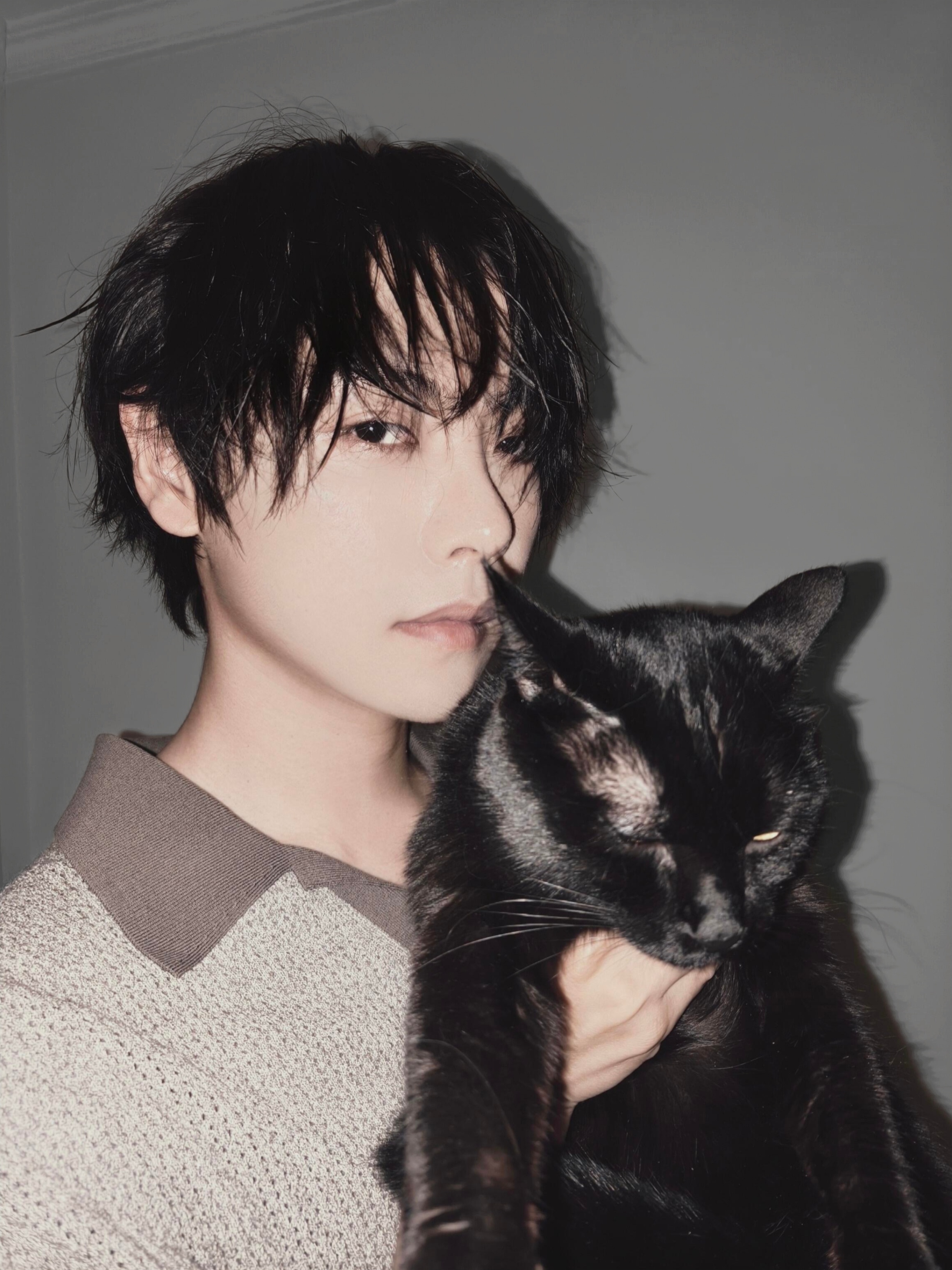 肖宇梁的饭搭子提问，怎样才能变成帅哥手里的那只猫猫？今天也是想做哥的饭搭子一天[