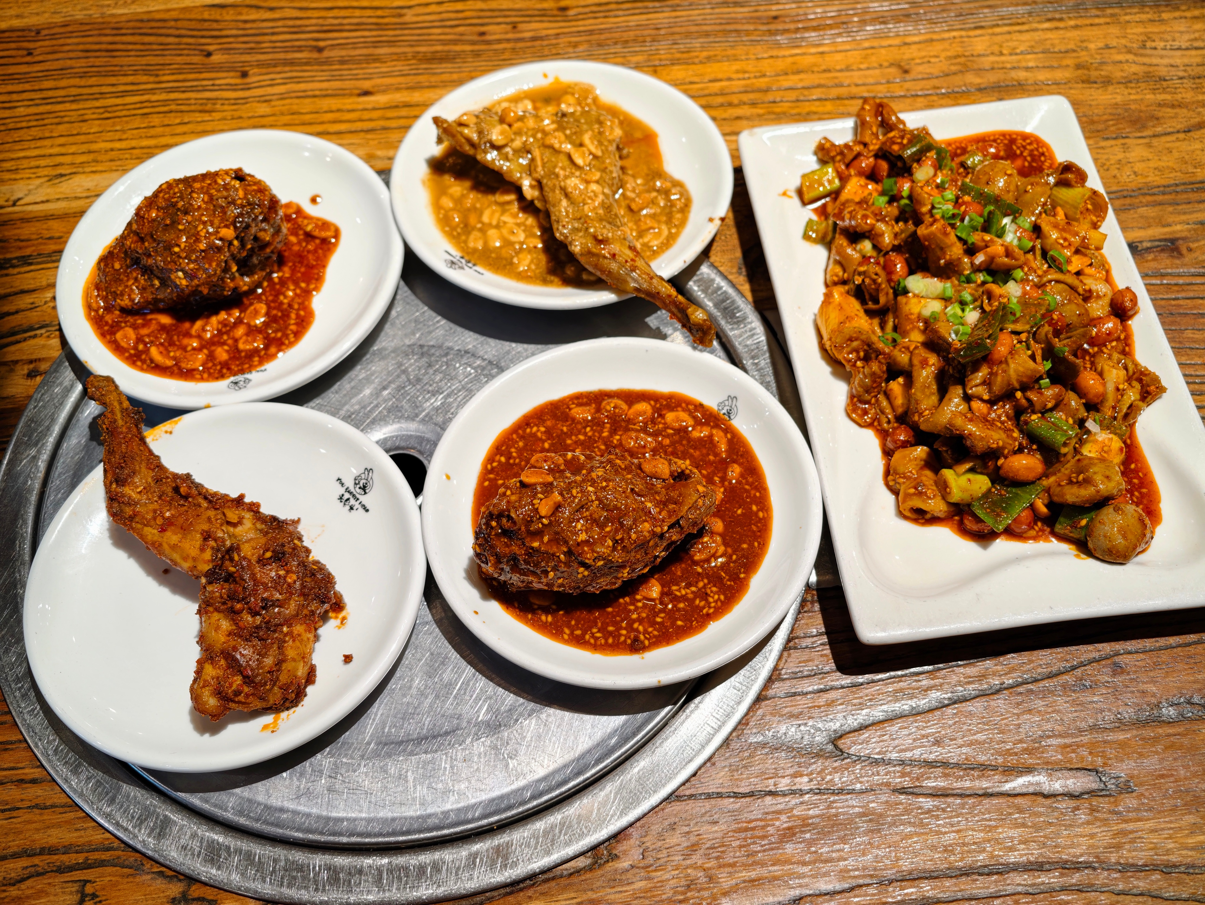 来都江堰吃兔头了之前一直不敢吃兔头，因为我觉得比鸭头更吓人...刚才闭眼一口嗦，