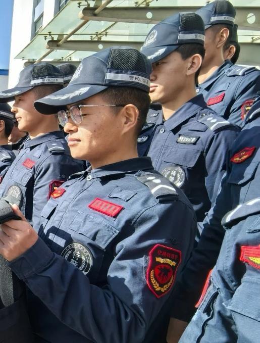 辅警立一等功后，的确有机会转为正式民警，但并非“自动转正”。

“逢进必考”是基