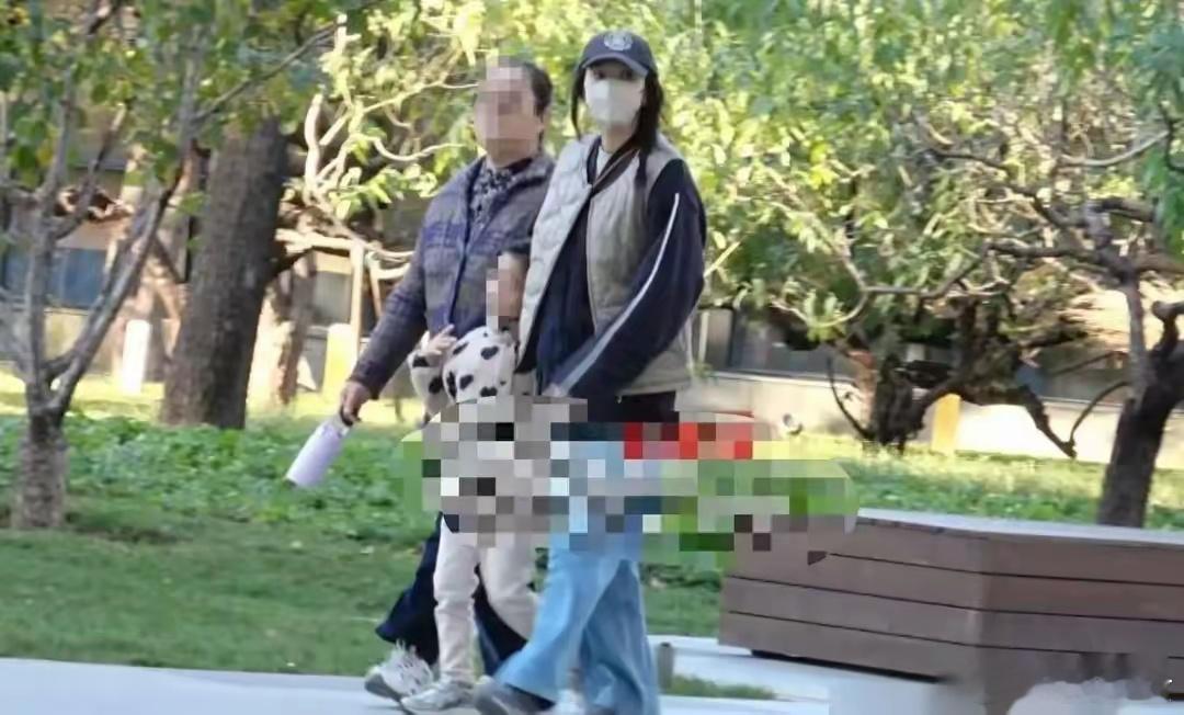 高圆圆陪女儿公园玩耍 带着女儿Rhea现身公园的高圆圆，主要还是在一旁看着女儿和